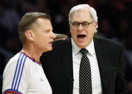 Lakers hang on for 101-96 win in Game 2