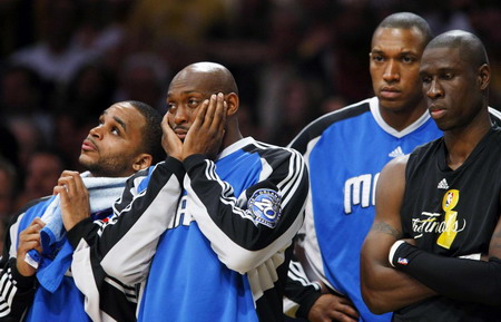 Lakers hang on for 101-96 win in Game 2