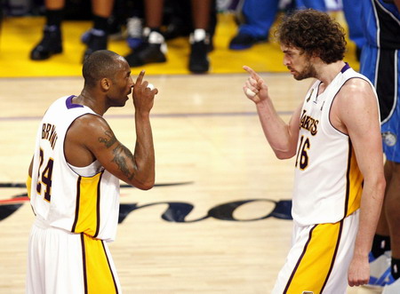 Lakers hang on for 101-96 win in Game 2