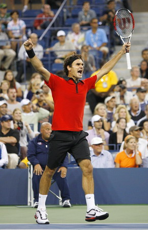 Federer beats Djokovic to set up Del Potro final