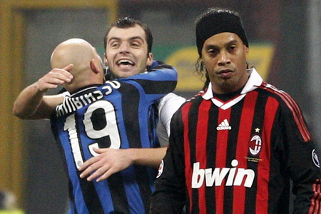 Nine-man Inter Milan wins derby 2-0