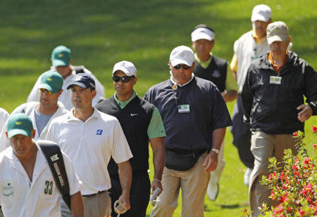 Woods tames course as charm offensive continues