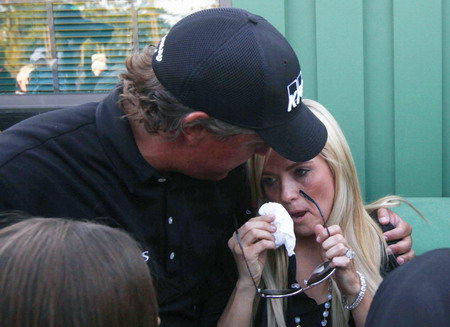 Mickelson wins Masters and gets long embrace