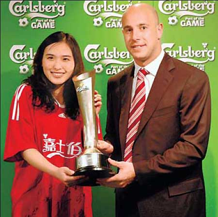 Liverpool goalkeeper awarded cup by Chinese fan