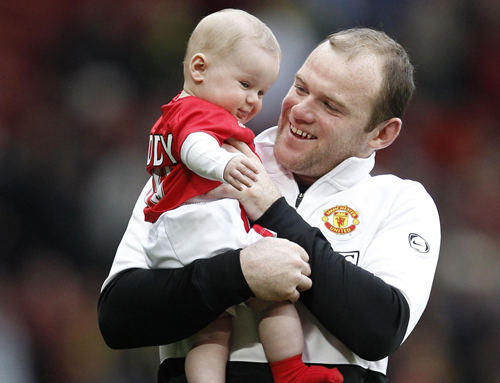 Rooney celebrates Man U's 4-0 win with his baby