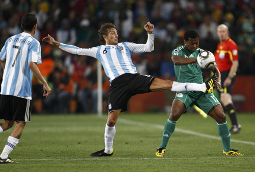 Argentina edges Nigeria 1-0 in World Cup