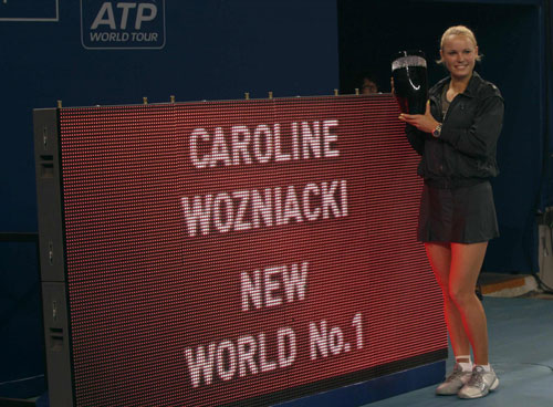 Wozniacki dethrones Serena to claim top spot