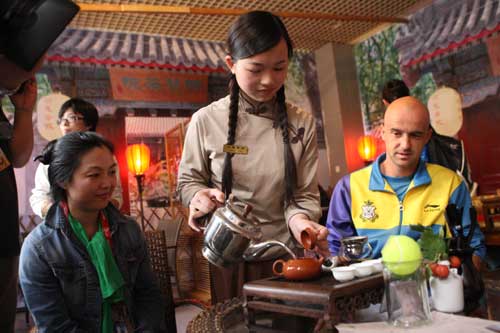 Tennis star tastes China tea at China Open