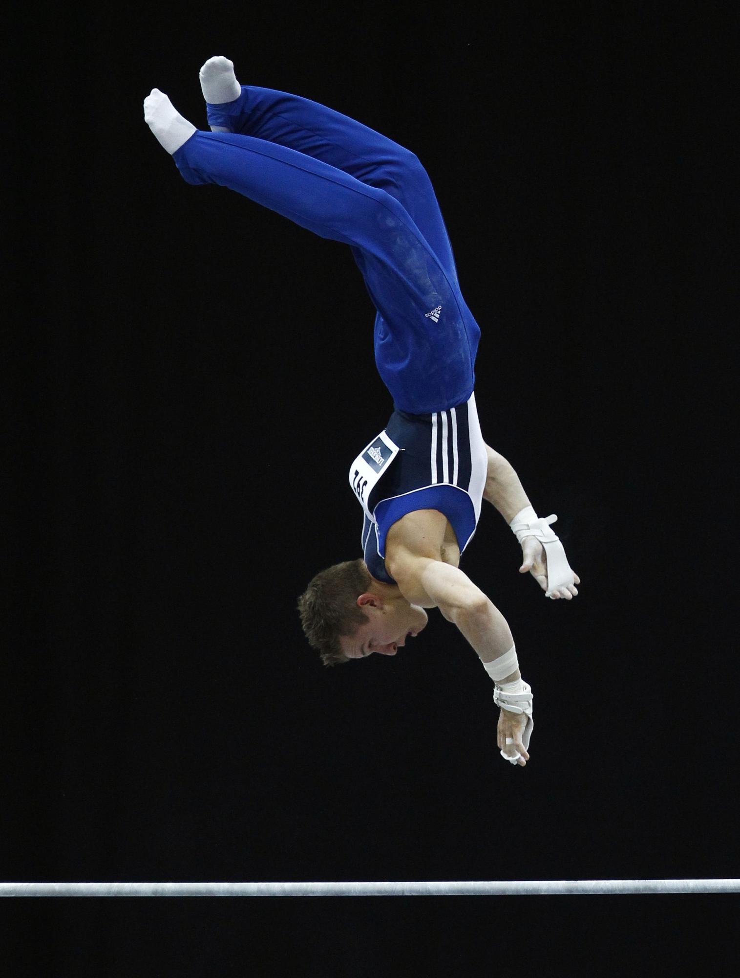 Men's power on the bars