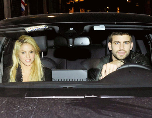 Shakira, Pique spotted holding hands in Spain