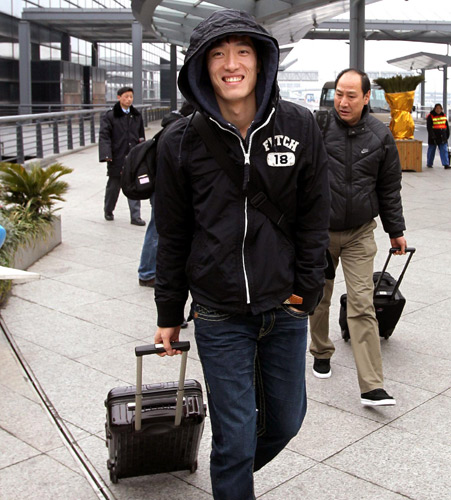 Liu Xiang leaves for Beijing for CPPCC session