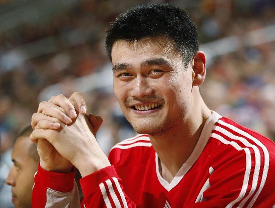 Houston Rockets Yao Ming is pictured during a timeout against the Phoenix Suns during their NBA basketball game in Phoenix, Arizona in this April 1, 2009 file photo. Yao Ming to announce retirement soon