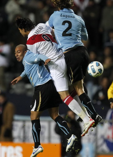 Suarez's 2 goals put Uruguay into final