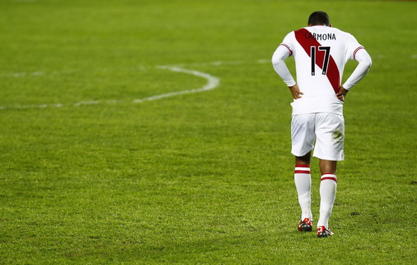 Suarez's 2 goals put Uruguay into final