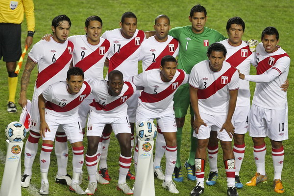 Peru's (top row, L-R) Juan Vargas, Paolo Guerrero, Giancarlo Carmona, Alberto Rodriguez, Raul Fernandez, Walter Vilchez, Paulo Cruzado (bottom row, L-R) Victor Yotun, Luis Advincula, Adan Balbin, and Wilmer Acasiete, pose before their semi-final soccer match against Uruguay at the Copa America in La Plata, July 19, 2011. Suarez's 2 goals put Uruguay into final