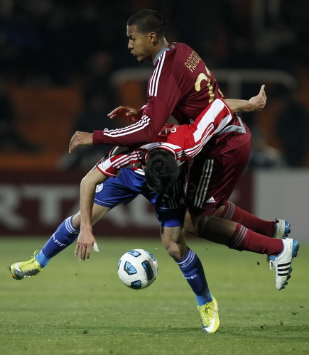 Paraguay's Ivan Piris (L) battles for the ball with Venezuela's Salomon Rondon in their semi-final soccer match at the Copa America in Mendoza, July 20, 2011. Paraguay into Copa America final after fifth draw