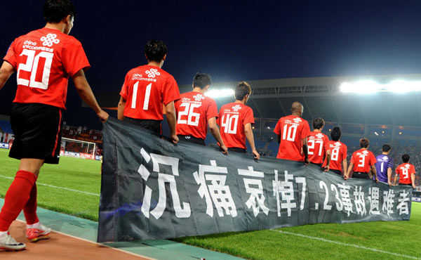 Chinese football league mourns train crash victims Chinese football team mourn train crash victims