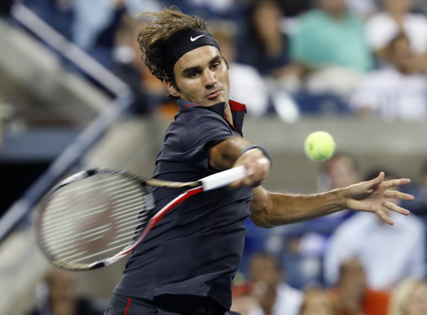 Roger Federer of Switzerland returns a forehand to Santiago Giraldo of Colombia during their match at the US Open tennis tournament in New York, Aug 29, 2011. Federer, Venus roll on, Kvitova out in US Open