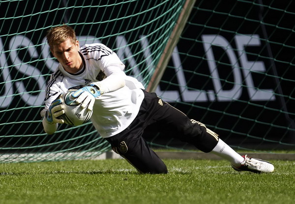 German national soccer player Ron-Robert Zieler jumps for a ball during a training session ahead of their Euro 2012 qualifying match against Austria in Duesseldorf, Aug 31, 2011. Countries warm up for the coming Euro 2012