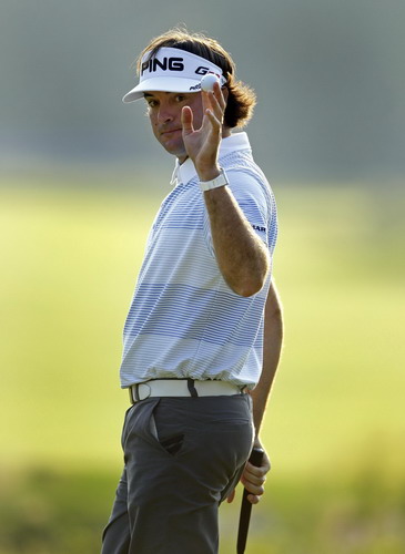 Bubba Watson of the US acknowledges the crowd on the 18th green after finishing the third round of the Deutsche Bank Championship golf tournament in Norton, Massachusetts, Sept 4, Watson clings to lead at Deutsche Bank event