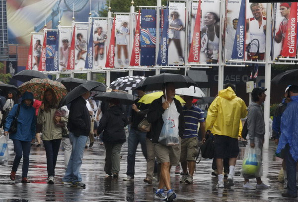 Patrons wait for play to begin at Arthur Ashe Stadium after rain postponed matches at the US Open tennis tournament in New York, Sept 6, 2011. Foul weather sets up late schedule at US Open