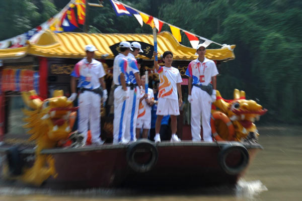 Torch bearers carry flame through Tongren