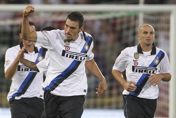 Inter Milan's Lucio (L) celebrates near team mate Esteban Cambiasso (R) after scoring against Bologna during their Serie A soccer match at the Dall'Ara stadium in Bologna Sept 24, 2011. European soccer sum-up
