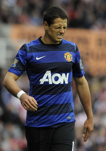 Manchester United's Javier Hernandez walks off injured during their English Premier League soccer match against Stoke City in Stoke, northern England Sept 24, 2011. European soccer sum-up