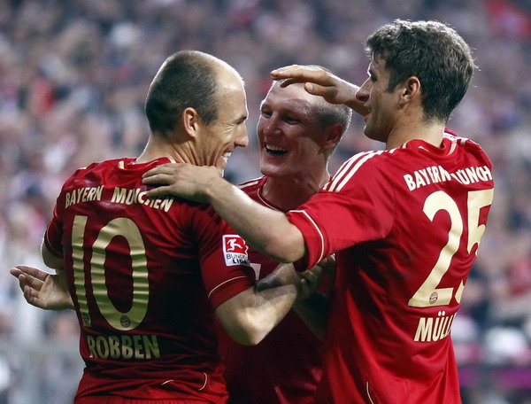 Arjen Robben, Bastian Schweinsteiger and Thomas Mueller (L-R) of Bayern Munich celebrate during the German first division Bundesliga soccer match against Bayer 04 Leverkusen in Munich Sept 24, 2011. European soccer sum-up