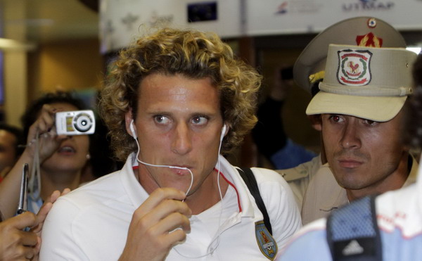 Uruguayan soccer player Diego Forlan arrives at the Silvio Pettirossi International Airport in Luque October 10, 2011. S America geared up for world cup qualifying match