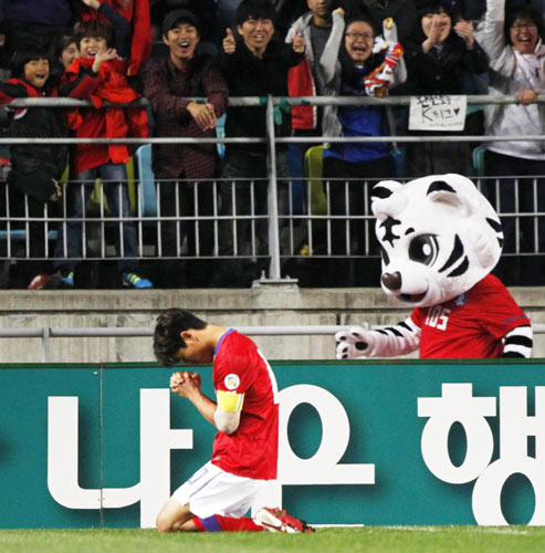 Continental powerhouses Japan and Australia stamped their authority on Asian World Cup qualifying with comfortable victories in the third round of matches on Tuesday. Japan and Australia show their class