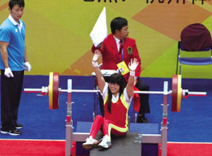 Beijing Paralympics silver medalist Cui Zhe won the first powerlifting gold medal of 8th Chinese National Games for the Disabled Wednsday, surpassing world record at 106.5kg in women's 40kg event. Paralympic silver medalist breaks world record at Para Games