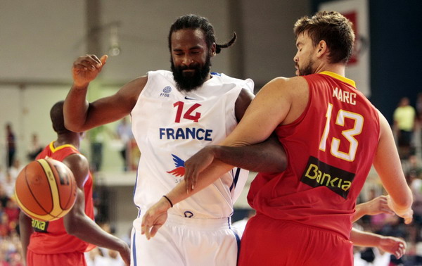 France's Ronny Turiaf (L) and Spain's Marc Gasol battle for the ball during their friendly match ahead of the upcoming Eurobasket 2011 championships in the southern Spanish city of Almeria Aug 9, 2011. Knicks centre joins French club during lock-out