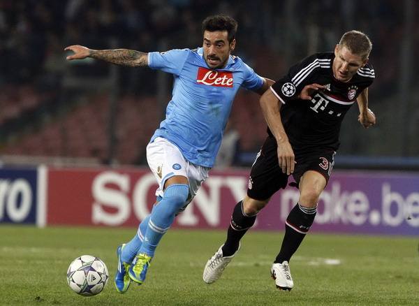 Napoli's Ezequiel Lavezzi (L) challenges Sebastian Schweinsteiger of Bayern Munich during their Champions League Group A soccer match at San Paolo stadium in Naples Oct 18, 2011. De Sanctis the hero as Napoli hold Bayern