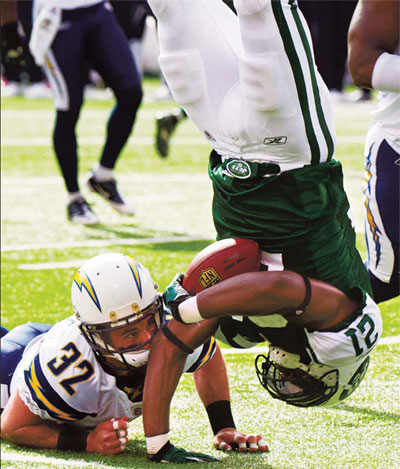 Despite the disparate records, Aaron Rodgers and the Packers found plenty of competition from Christian Ponder in the fearless rookie's first start for the Vikings. Packers outlast Vikings 33-27 to remain unbeaten