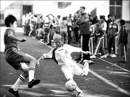 A routine soccer friendly between Russian and Chinese primary schools intended to foster interest in the sport may in fact have had the opposite effect, teachers and sports experts say. Media criticized for take on soccer match