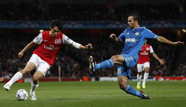 Arsenal's Park Ju-Young (L) is challenged for the ball by Marseille's Jeremy Morel (R) during their Champions League Group F soccer match at Emirates Stadium in London Nov 1, 2011. Arsenal, Marseille trudge on after goalless draw