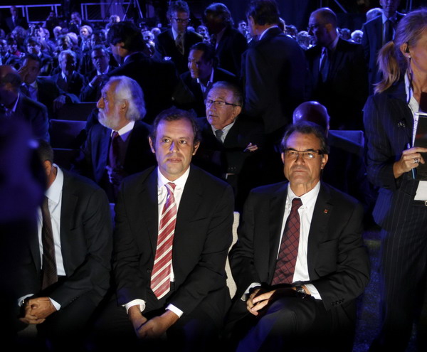 Barcelona's President Sandro Rosell (L) and Catalonia's President Artur Mas attend the opening ceremony of the new Academy for youngsters named 'La Masia' at Ciutat esportiva Joan Gamper in Sant Joan Despi near Barcelona Oct 20, 2011. Barca president wants fewer clubs in La Liga