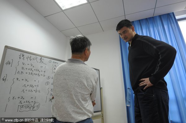Yao discusses math with his teacher at Shanghai Jiaotong University on Nov 7, 2011. Yao Ming becomes management-school freshman