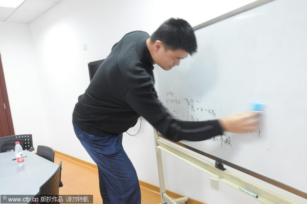 Yao wipes the white board after math class at Shanghai Jiaotong University on Nov 7, 2011. Yao Ming becomes management-school freshman