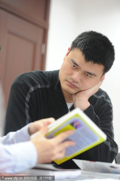 Yao attends an English class at Shanghai Jiaotong University on Nov 7, 2011. Yao Ming becomes management-school freshman