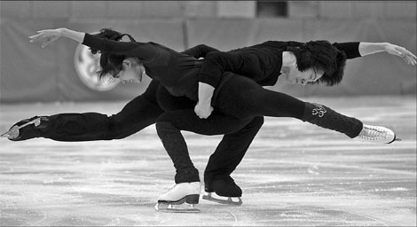 For veteran figure skaters Pang Qing and Tong Jian, competing is not the most important thing now; it's all about the quality of the programs they put on for the audience. Taking some time to make things right