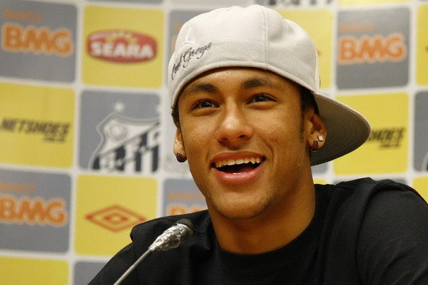 Santos soccer player Neymar attends a media conference in Santos Nov 9, 2011. Neymar extends contract with Santos
