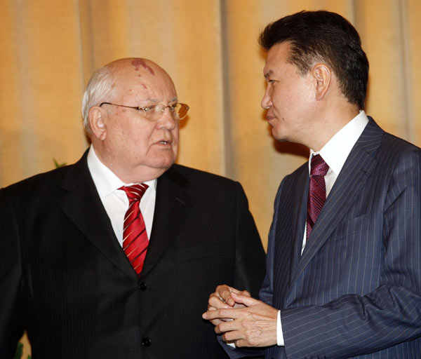Former Soviet President Mikhail Gorbachev (L) presents the World Cup to Chinese grandmaster Hou Yifan after the final game of the Women's World Chess Championship in Tirana, Nov 30, 2011. Gorbachev awards champion trophy to Hou Yifan