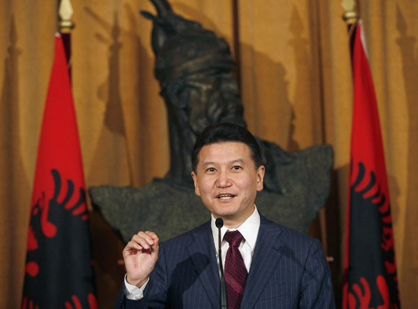 Former Soviet President Mikhail Gorbachev (L) presents the World Cup to Chinese grandmaster Hou Yifan after the final game of the Women's World Chess Championship in Tirana, Nov 30, 2011. Gorbachev awards champion trophy to Hou Yifan