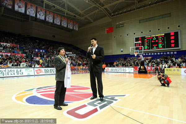 Wang Yanning, a senior sports commentator at Shanghai TV, will retire from his seat as a basketball commentator after 15 years with the Shanghai Sharks. Senior commentator gets jersey from Yao Ming