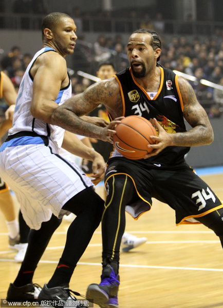 Beijing Ducks extended its miraculous winning streaks after easing past Shanxi Zhongyu 121-97 on Sunday in the seventh round of 2011-2012 CBA regular season. Beijing Ducks makes 7th straight win