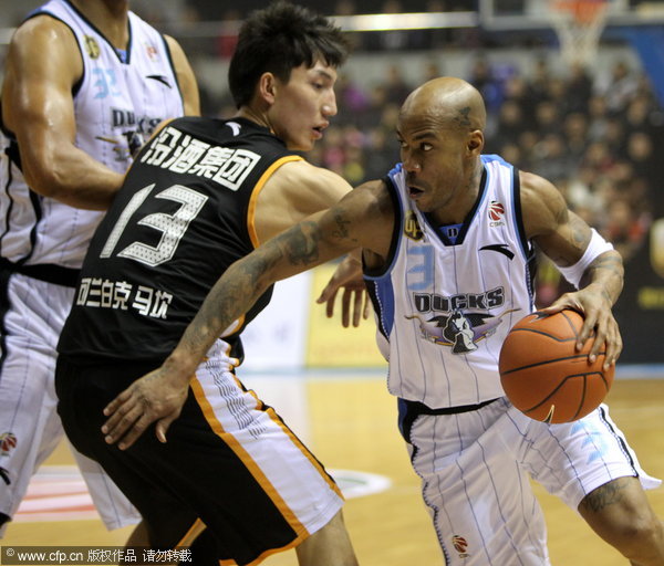 Beijing Ducks extended its miraculous winning streaks after easing past Shanxi Zhongyu 121-97 on Sunday in the seventh round of 2011-2012 CBA regular season. Beijing Ducks makes 7th straight win