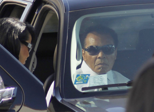 Former heavyweight champion Joe Frazier, who earned boxing immortality after his three epic fights with Muhammad Ali, died on Monday at age 67, US media reported. US boxing great Joe Frazier dies at 67