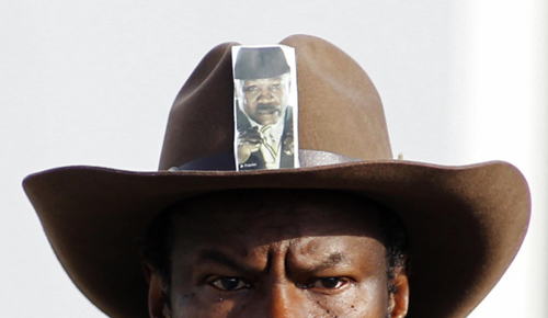 Former heavyweight champion Joe Frazier, who earned boxing immortality after his three epic fights with Muhammad Ali, died on Monday at age 67, US media reported. US boxing great Joe Frazier dies at 67